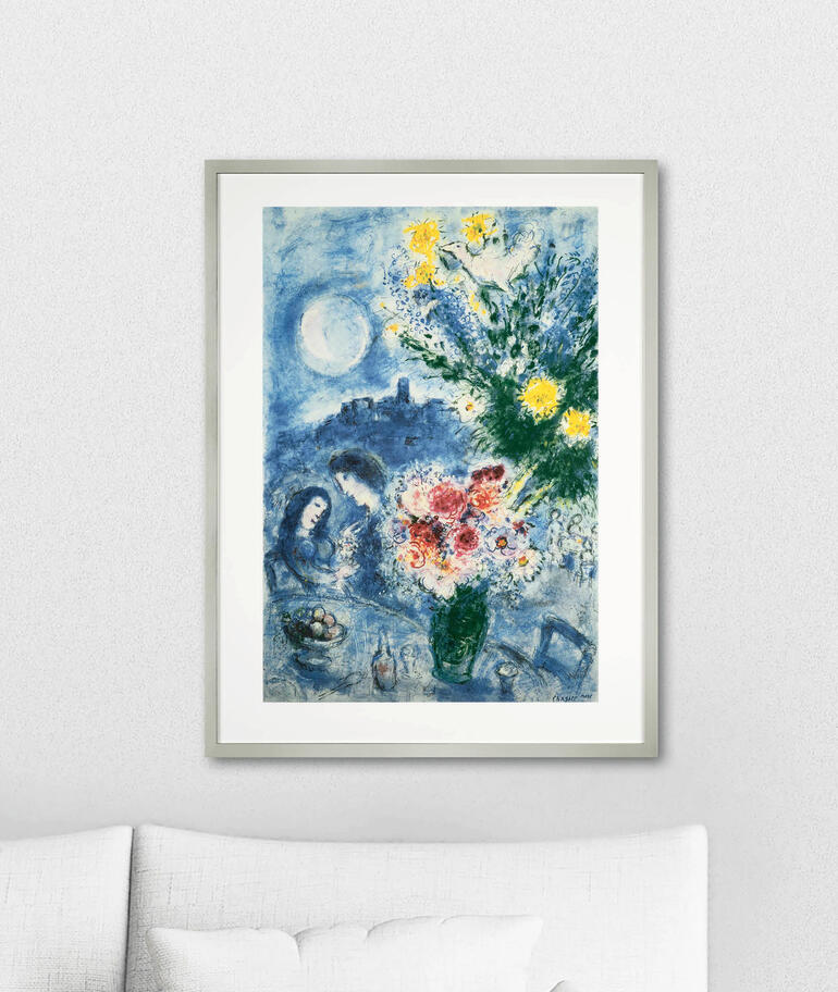 Gerahmtes leuchtendes Chagall-Gemälde an einer Wand über einem Sofa.
