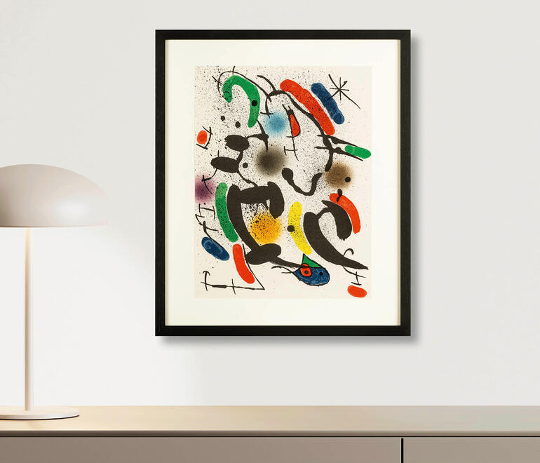 Joan Miró – Tanz Kunstwerk von Joan Miró an einer Wand mit Tischlampe.