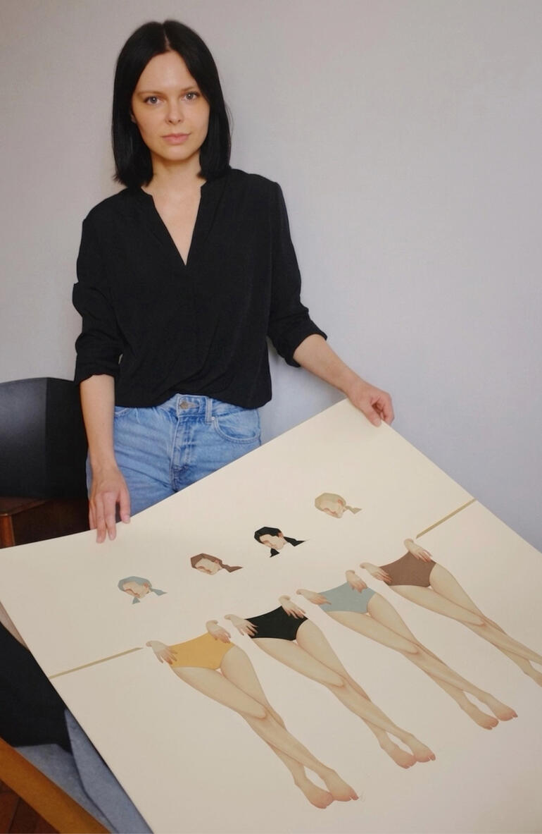 Frau hält ein großes Kunstwerk mit einer Gruppe von Tänzern in Bademode vor einem neutralen Hintergrund.