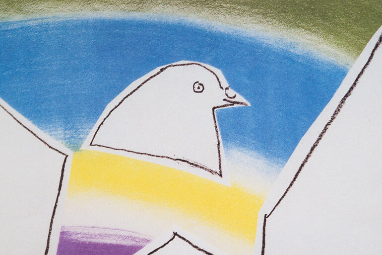 Detailansicht des Kopfes einer fliegenden Taube mit Regenbogenfarben