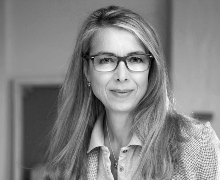Sabine Liebchen Portrait einer Frau mit Brille in einem professionellen Rahmen.