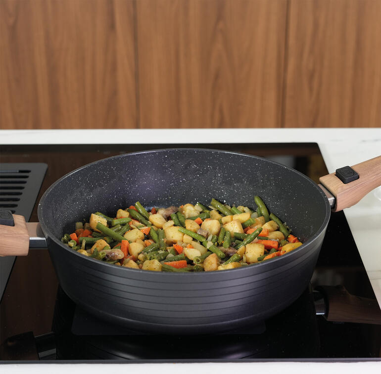 Gemüsepfanne mit buntem Gemüse in der 8-in-1 Multipfanne auf dem Herd.