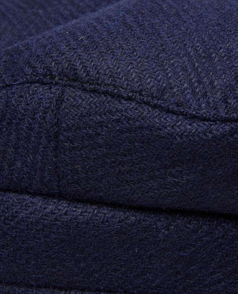 Nahaufnahme von dunkelblauem Cashmere-Stoff mit gewebter Struktur.
