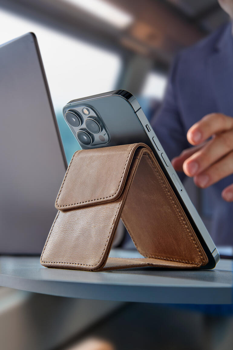 2-in-1 Smartphone-Lederwallet mit RFID-Schutz auf einem Tisch.