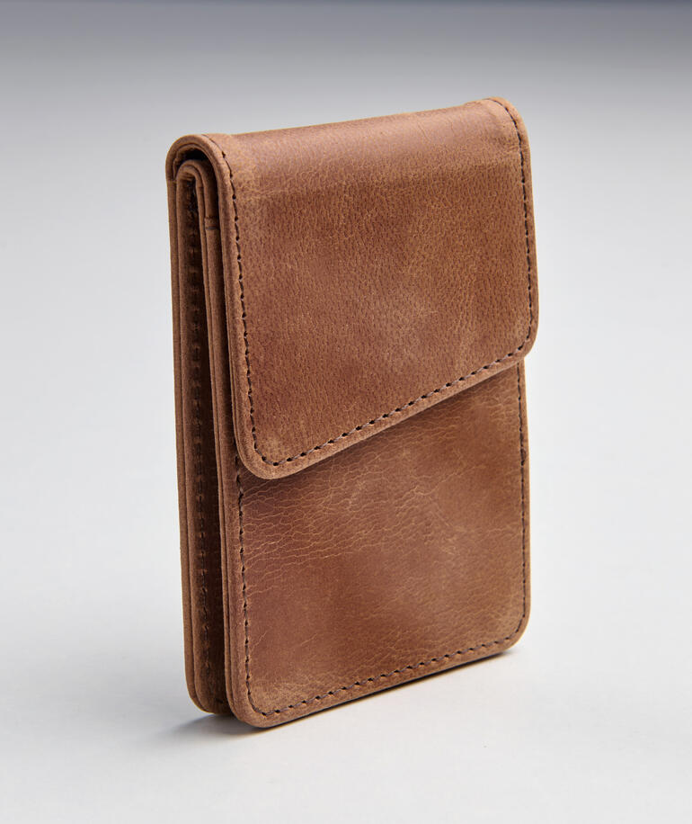 2-in-1 Smartphone-Lederwallet steht auf einem Tisch.