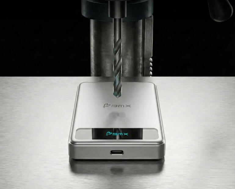 Silberne Safety-Powerbank wird von einer Bohrmaschine bearbeitet.