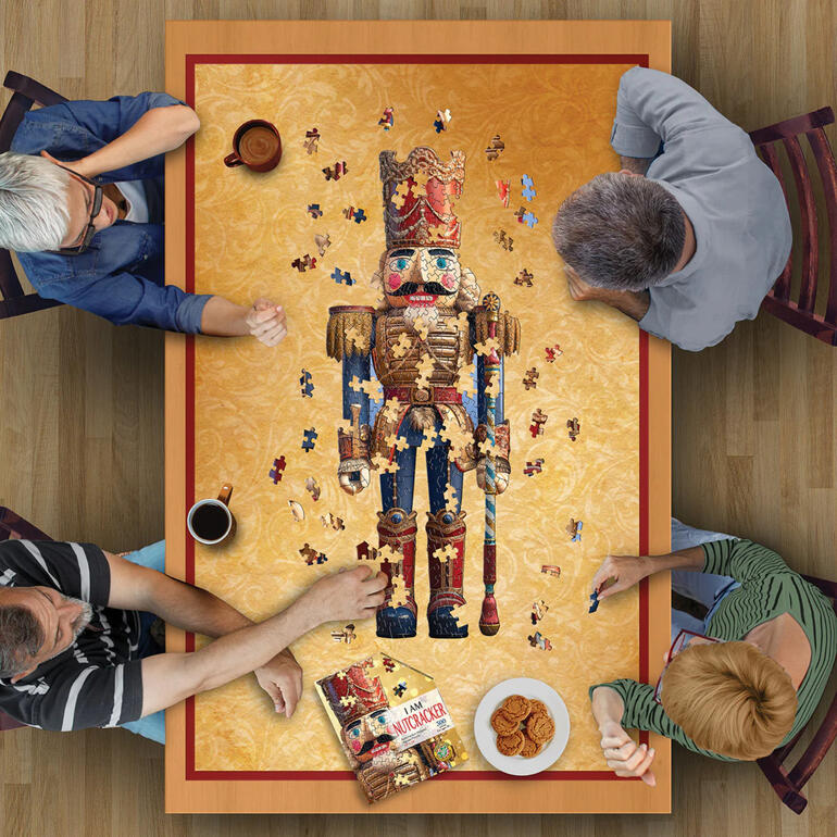 Familie beim Zusammensetzen des Nussknacker-Puzzles an einem Esstisch.