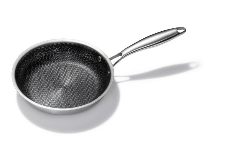 20 cm große Premium-Pfanne mit Wabenboden auf weißem Hintergrund.