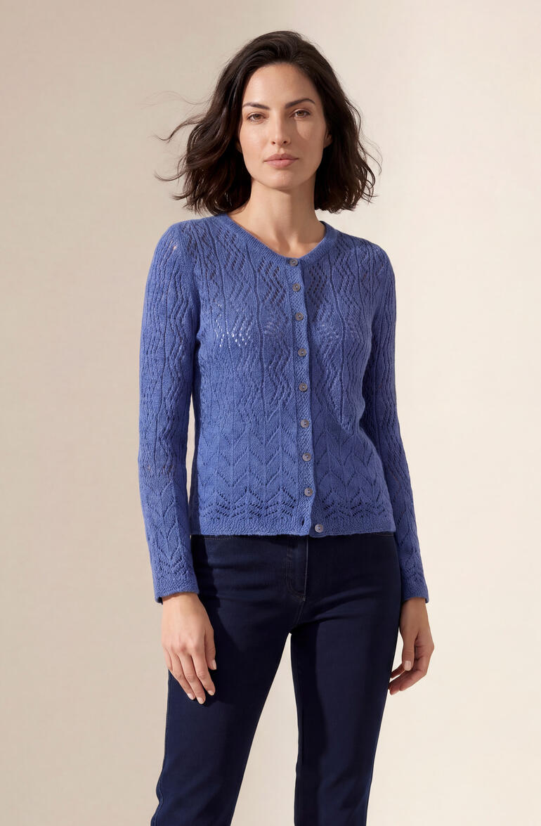 Frau trägt einen lila Eribe Lace-Stitch-Cardigan.
