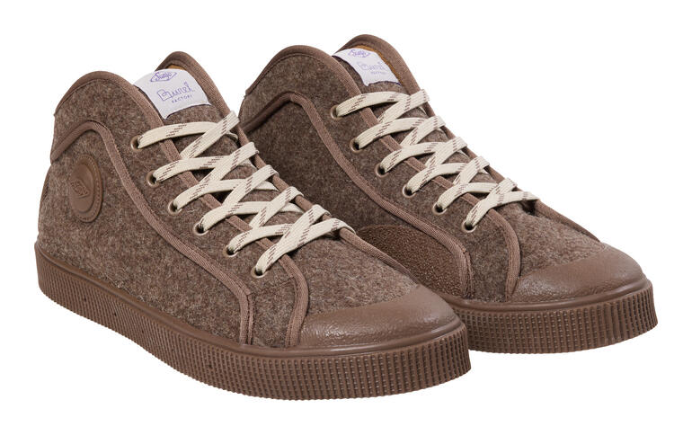 Taupe Filz Sneaker mit weißen Schnürsenkeln.