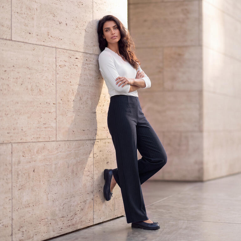 Frau in blauer Soft-Glam-Hose von RAPHAELA BY BRAX, lässige Pose