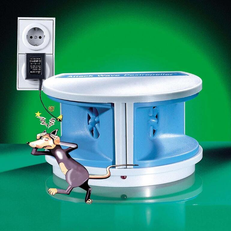 Mäuse-Vertreiber neben einer Steckdose und einer Micky-Maus.