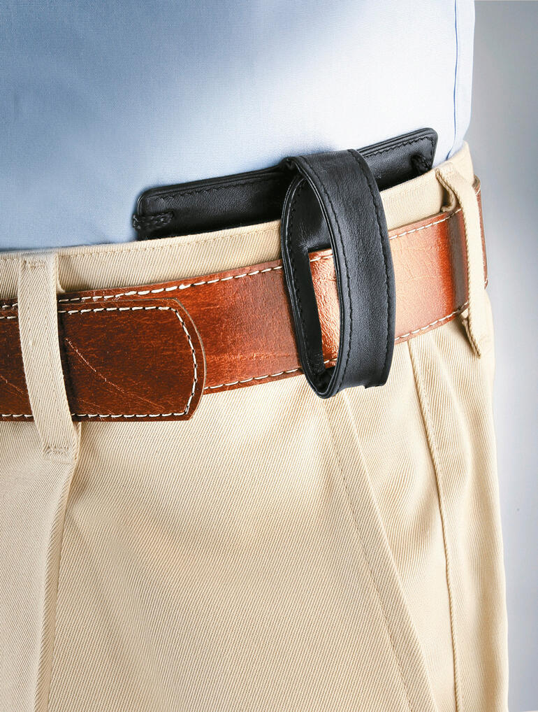 Leder-Brustbeutel, an einem Gürtel befestigt, sichtbar auf der Hose.