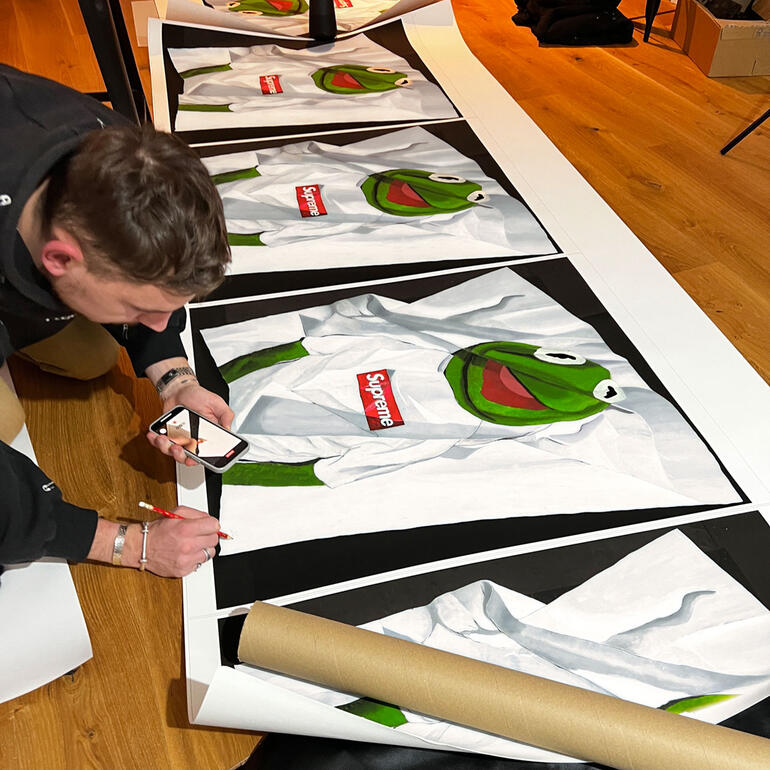 Johannes Ehemann bei der Signatur seiner Edition "Kermit". Künstler Johannes Ehemann arbeitet konzentriert an einem Kunstwerk.