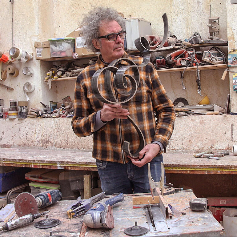 Jacinto Moros Jacinto Moros hält ein fertiges Metallkunstwerk in seiner Werkstatt.