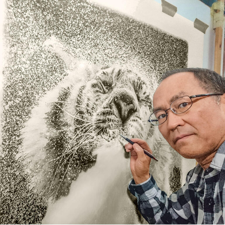 Koshi Takagi bei der Erstellung des Originals. Koshi Takagi zeichnet einen Tiger auf eine Leinwand.