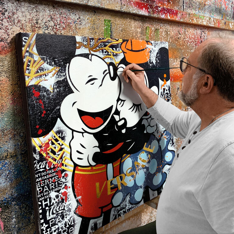 Devin Miles Devin Miles malt ein Kunstwerk mit Mickey Mouse und Versace-Motiv.