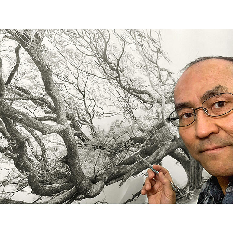 Koshi Takagi Koshi Takagi malt an einem großen Baum des Lebens.